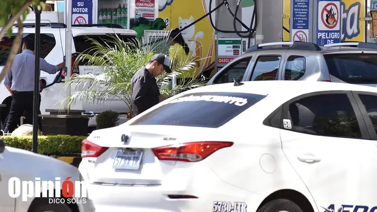 Las filas para la compra de combustible, este 26 de diciembre. DICO SOL&Iacute;S
