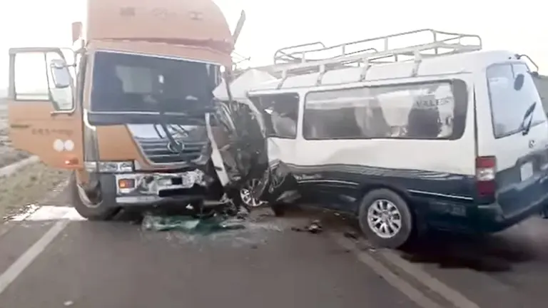 As&iacute; qued&oacute; el cami&oacute;n que colision&oacute; de frente con el minib&uacute;s en el sector de Machacamarca. ERBOL