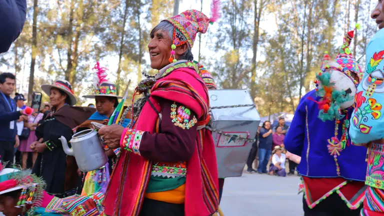 La vestimenta tradicional de los pobladores de Kirkiawi, durante una festividad. LUIS MAMANI