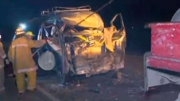 Una imagen de como qued&oacute; el minibus tras el accidente. Unitel