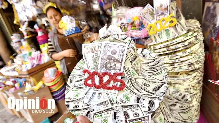 Sombreros con tem&aacute;tica de d&oacute;lar en un puesto de venta, este 30 de diciembre./ DICO SOL&Iacute;S