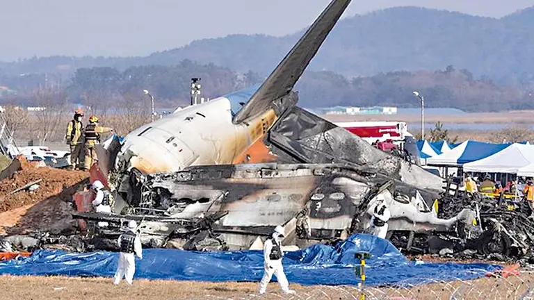 Avi&oacute;n que se estrell&oacute; con muro dej&oacute; a 179 personas muertas en Corea del Sur./ COREA MARCA