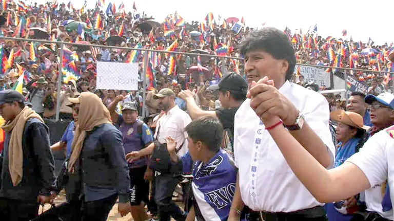 Una imagen de Evo Morales, con sus seguidores en un encuentro en el Trópico. / FACEBOOK EVO