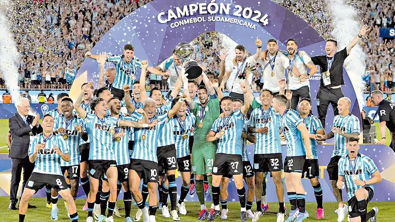 La Academia de Avellaneda &ldquo;copó&rdquo; Asunción y gritó- &ldquo;&iexcl;Campeón!&rdquo;.  /  AFA
