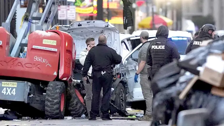 Policía realiza las investigaciones tras el atropello masivo en Nueva Orleans. / AGENCIAS