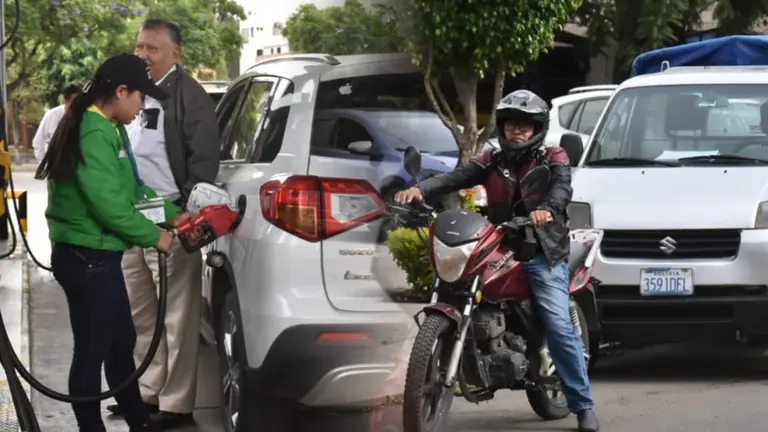 Filas por combustible en la Llajta  (d), mientras surtidores venden el producto (i). DICO SOL&Iacute;S