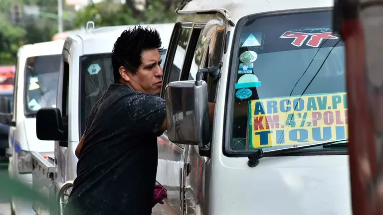 Un ciudadano pagando su pasaje en Cochabamba. Dico Sol&iacute;s