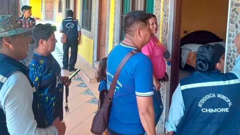 Un dirigente evista revisando una habitaci&oacute;n de un alojamiento en el Tr&oacute;pico. Urgente.bo
