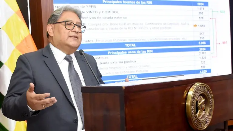 El presidente del Banco Central de  Bolivia (BCB), Edwin Rojas, informa sobre las RIN./ APG