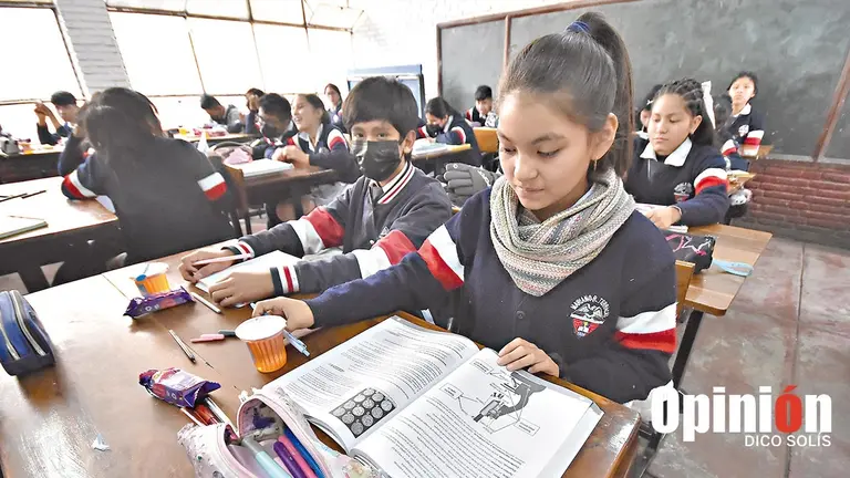 Estudiantes pasan clases en un colegio de Cochabamba./ DICO SOL&Iacute;S