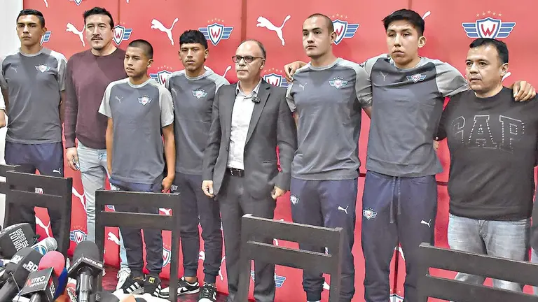 Dirigentes del Rojo firmaron con los futbolistas  juveniles para esta temporada./ DICO SOLÍS
