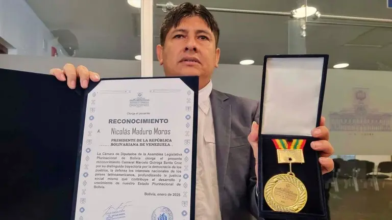 El diputado arcista Rolando Cu&eacute;llar muestra el reconocimiento que entregar&aacute; a Nicol&aacute;s Maduro.