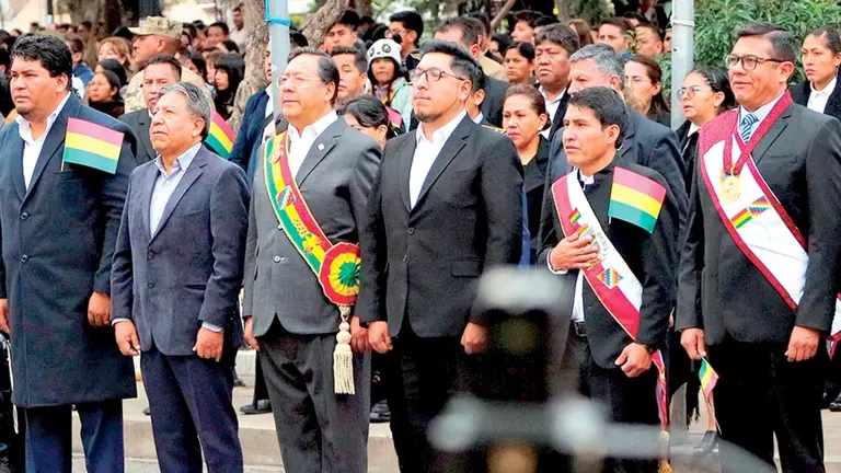 El presidente Luis Arce y el vicepresidente David Choquehuanca participaron en los 
actos protocolares por el Bicentenario en la ciudad de Sucre./ APG