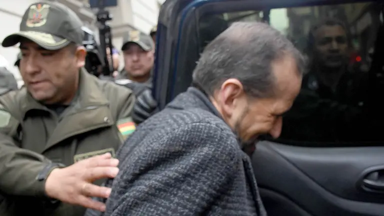 El gobernador de Santa Cruz, Luis Fernando Camacho saliendo de la audicencia./ APG