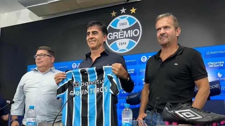 Gustavo Quinteros es presentado con Gremio./ FACEBOOK GREMIO.