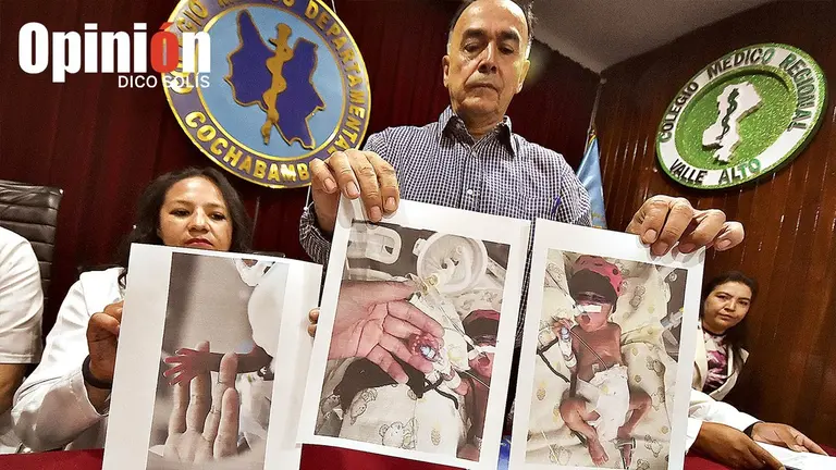 El subdirector del Maternol&oacute;gico Germ&aacute;n Urquidi, Jimmy Monta&ntilde;o, expone fotos de un paciente prematuro./ DICO SOL&Iacute;S