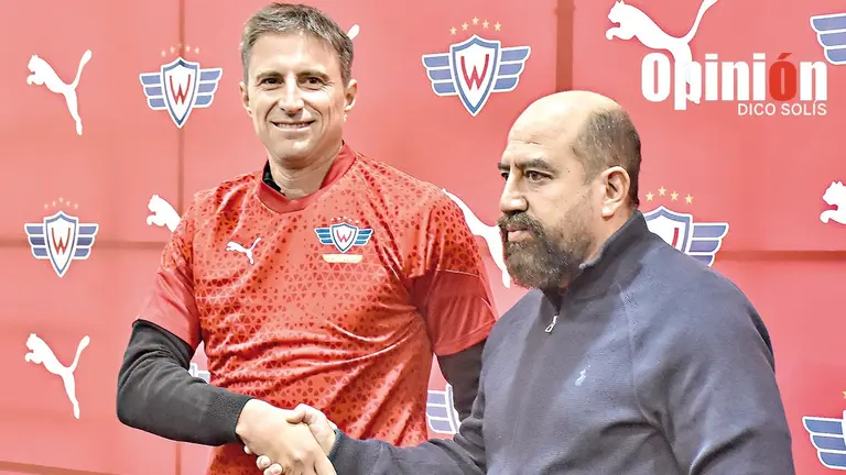 Omar Mustaf&aacute; (d) y Luciano Theiler (i), durante la presentaci&oacute;n oficial del argentino como DT del Imperio Escarlata./ DICO SOL&Iacute;S