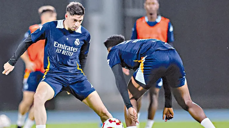 Federico Valverde (d), durante una pr&aacute;ctica blanca./ REAL MADRID CF