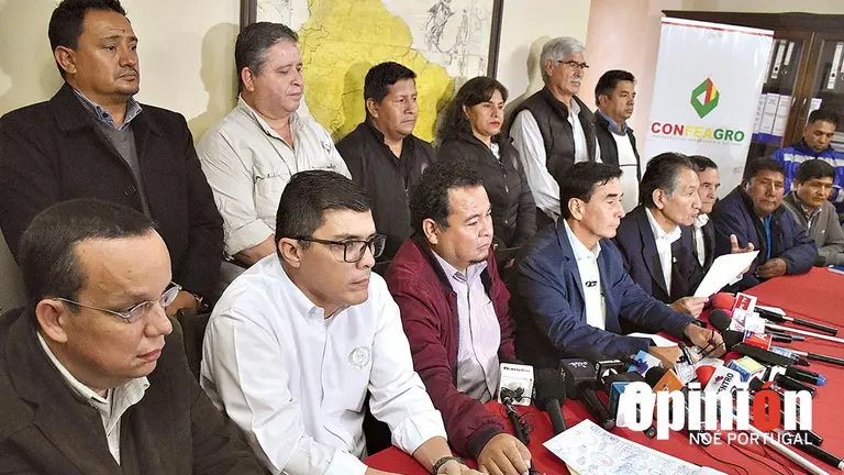 Los representantes de Confeagro y de sectores que componen la cadena alimentaria, este 8 de enero./ NO&Eacute; PORTUGAL