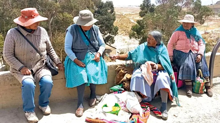 Teodora, Isidora, Ángela y Venancia comparten una merienda de chuño y queso en la represa de Tacagua./ MATEO ROMAY, LA BRAVA.