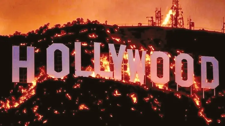Letrero de Hollywood en llamas a causa de incendios en EEUU./ LOS &Aacute;NGELES TIMES