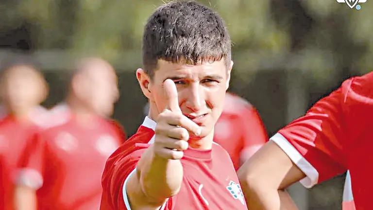 Álex Cáceres, jugador paraguayo, durante la primera práctica de la temporada que el Aviador hizo en Alalay. /  CLUB DEPORTIVO JORGE WILSTERMANN