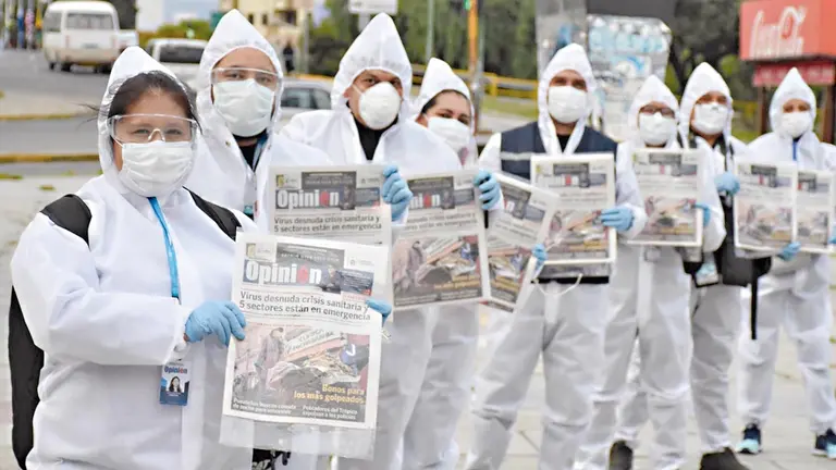 El equipo de OPINIÓN llevó también información a la población en la época de la pandemia.  /  ARCHIVO