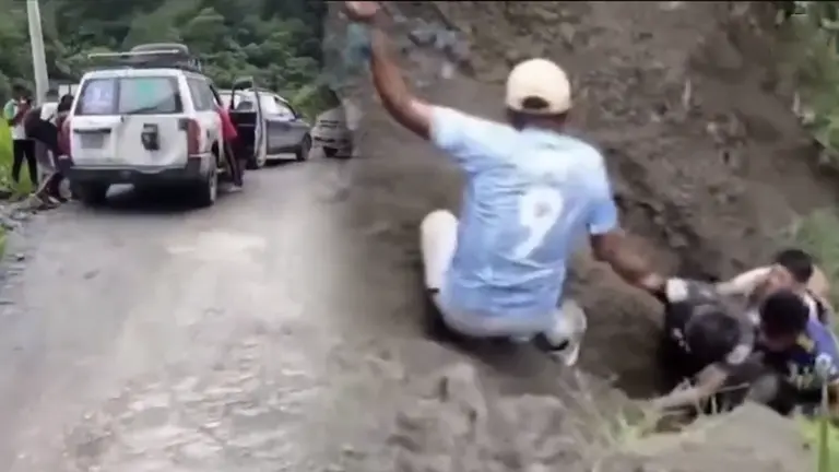 Buscan a dos personas desaparecidas tras embarrancamiento de un veh&iacute;culo en Yungas
