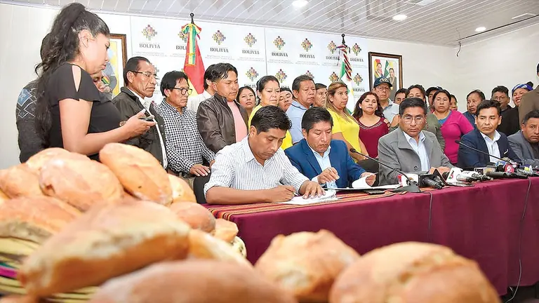El ministro de Desarrollo Productivo, N&eacute;stor Huanca, y el sector panificador firman un acuerdo para congelar el precio del pan en Bs 2.50./ APG