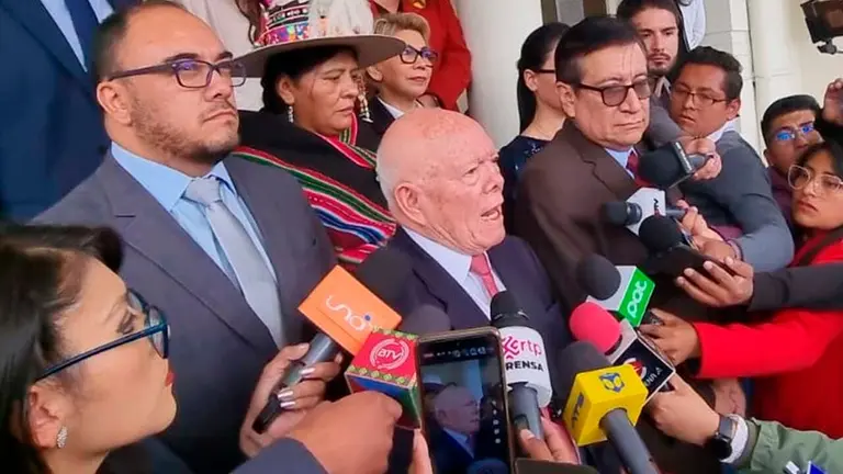 Los representantes de ambas instituciones dieron una conferencia de prensa. Erbol