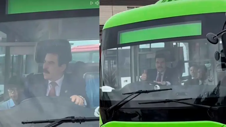 El alcalde de Cochabamba, Manfred Reyes Villa en el bus el&eacute;ctrico. Manfred Reyes Villa