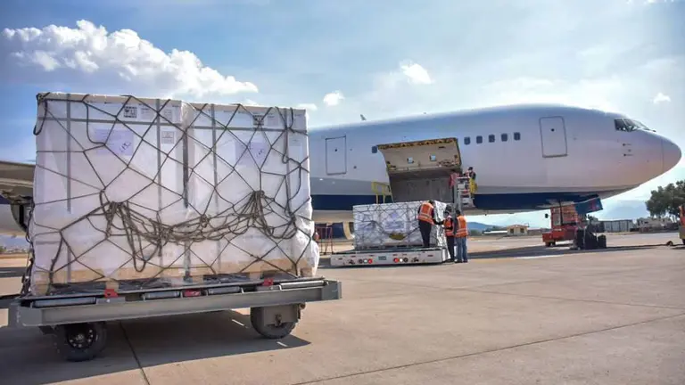 Un lote de m&aacute;s de medio mill&oacute;n de vacunas Pfizer contra la COVID-19 lleg&oacute; al aeropuerto internacional de El Alto. LUIS ARCE