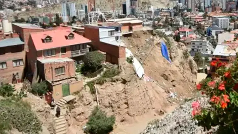 Lugar donde se registr&oacute; el talud, en La Paz. TOMADA DE URGENTE