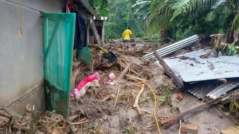 Varias casas afectadas por el desborde de un rio en Taipiplaya. RRSS.