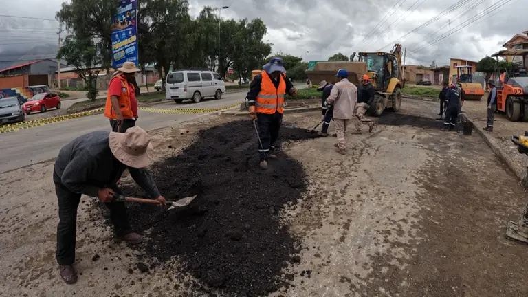 Trabajos de bacheo en el Distrito 1 de Sacaba, este 20 de enero. GAMS