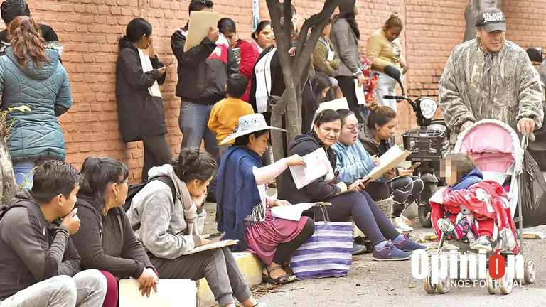 Padres de familia realizan filas para inscribir a sus hijos en colegios./ NO&Eacute; PORTUGAL