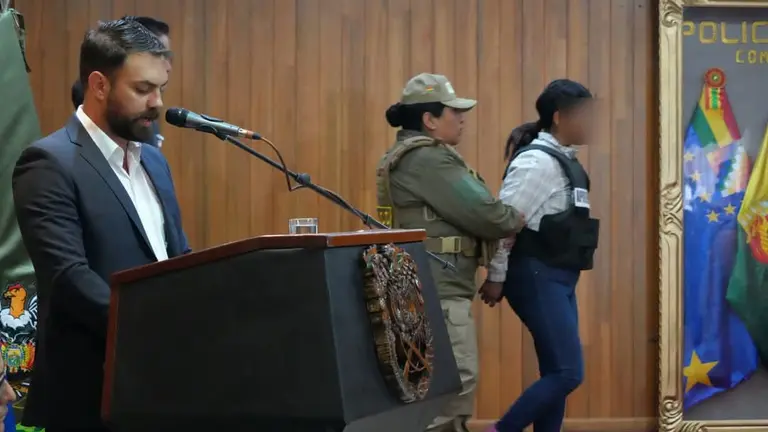 El ministro de Gobierno, Eduardo Del Castillo, present&oacute; esta ma&ntilde;ana a Reyna Rebeca H. en una conferencia de prensa. MINISTERIO DE GOBIERNO