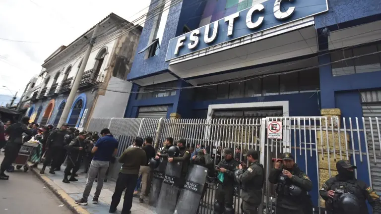 La presencia policial en la sede de la Federaci&oacute;n de Campesinos, en la calle Jun&iacute;n. DICO SOL&Iacute;S