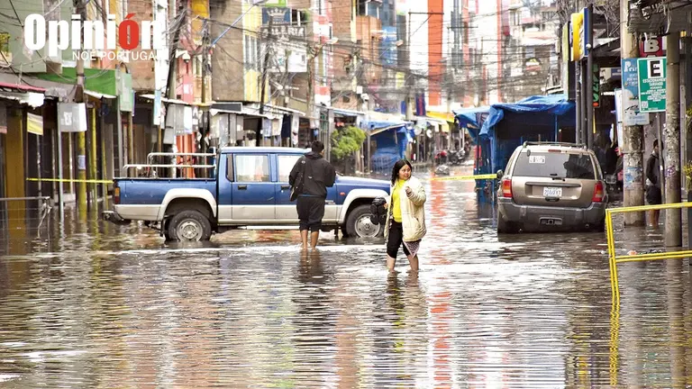 Inundaciones en la calle Esteban Arce, este 23 de enero./ NO&Eacute; PORTUIGAL