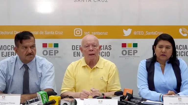 El ahora vicepresidente del TSE, Oscar Hassenteufel, en rueda de prensa./ ERBOL