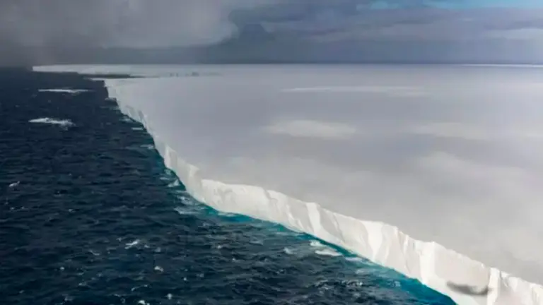 La Real Fuerza A&eacute;rea brit&aacute;nica sobrevol&oacute; recientemente el enorme iceberg cuando se acercaba a Georgia del Sur. BFSAI