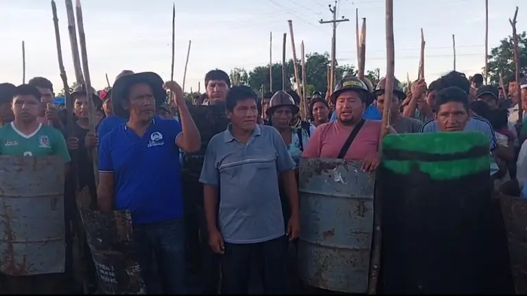 Organizaciones sociales del tr&oacute;pico en vigilia en apoyo a Evo Morales. KAWSACHUN COCA.