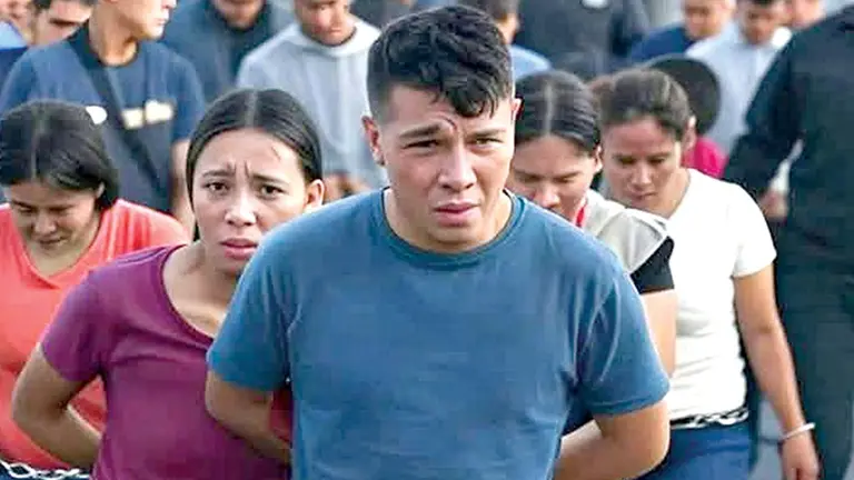 Migrantes fueron expulsados de Estados Unidos en aviones militares./ LA EXPANSON CHIAPAS
