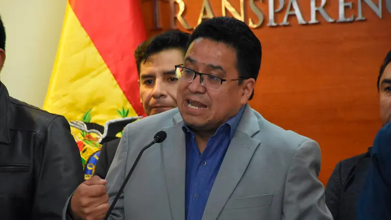 El ministro C&eacute;sar Siles, en conferencia de prensa. APG