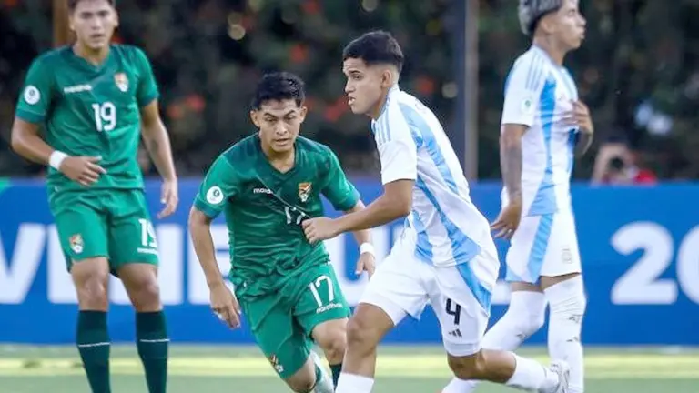 Un pasaje del cotejo entre Bolivia y Argentina, en el campeonato Sudamericano Sub 20./ OXIGENO.BO