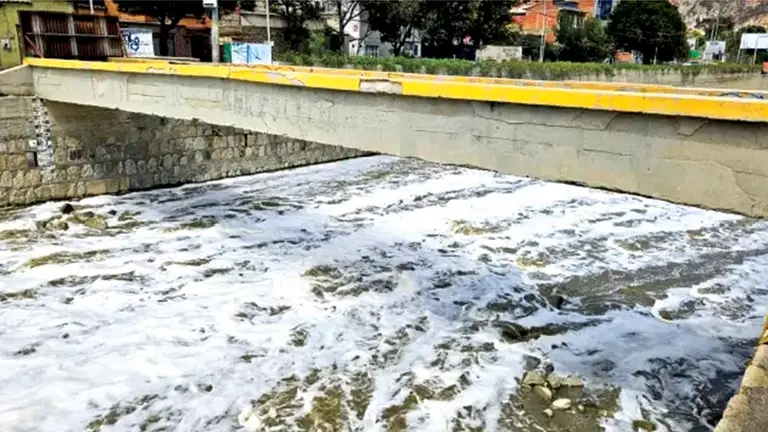 Un r&iacute;o con un fuerte caudal en la ciudad de La Paz./ ABI