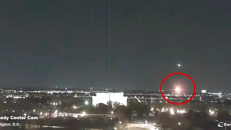 Momento en que el avi&oacute;n y el helic&oacute;ptero impactan en el aire. Captura