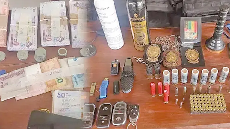 Armas, dinero y municiones secuestradas en el operativo./ CORTES&Iacute;A