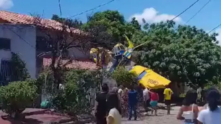 La nave amarilla con matr&iacute;cula CP-2293 qued&oacute; atrapada entre &aacute;rboles y en medio del cableado el&eacute;ctrico del barrio Ca&ntilde;ada. CAPTURA DE PANTALLA