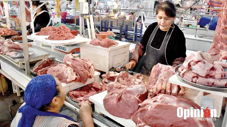 La comercializaci&oacute;n de carne de res en el mercado 25 de Mayo./ DICO SOL&Iacute;S